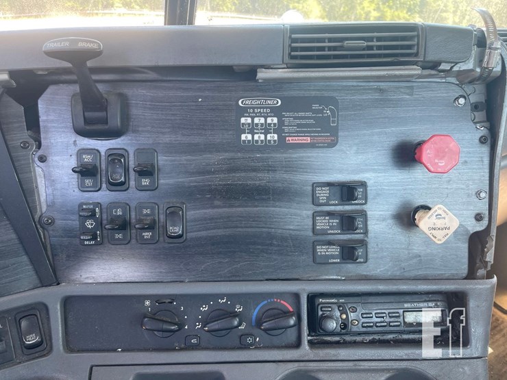 2006-freightliner-columbia-120-image-17