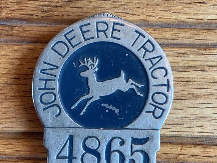 john-deere-tractor-employee-badge-image-1