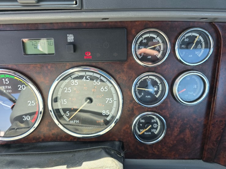 2020-freightliner-columbia-120-image-87