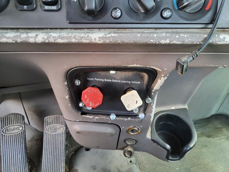 2008-peterbilt-384-image-54