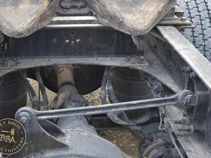 2014-volvo-vnl64t670-image-35