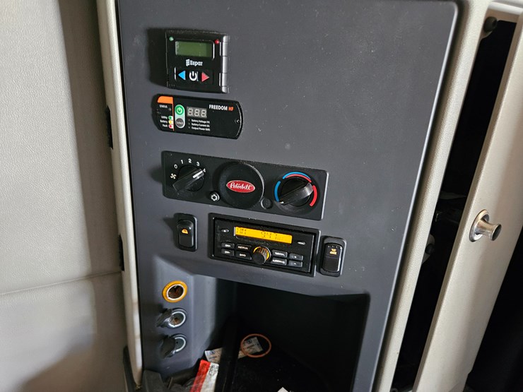 2018-peterbilt-579-image-79