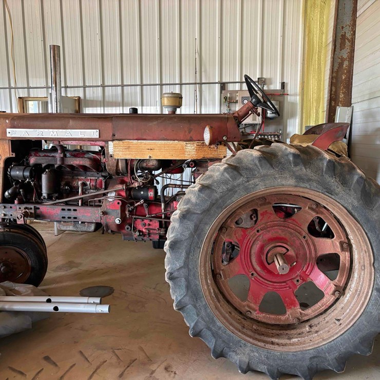 1960 IH 560 Tractor