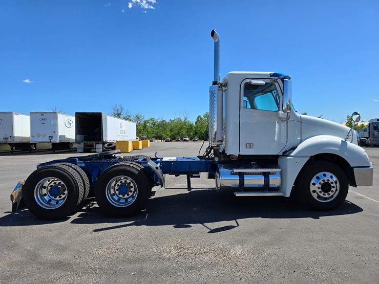 2020-freightliner-columbia-120-image-39