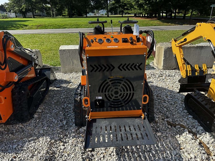mini-skid-steer-image-11