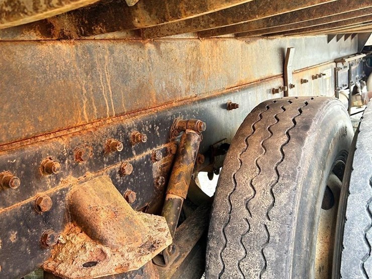 2000-peterbilt-330-image-22