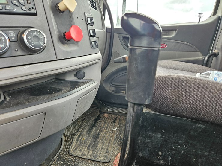 2014-peterbilt-579-image-28