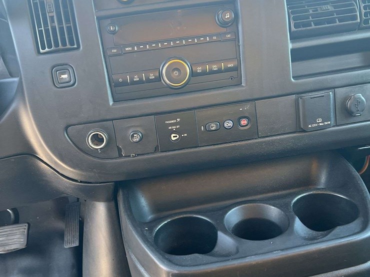 2018-gmc-savana-box-truck-image-12