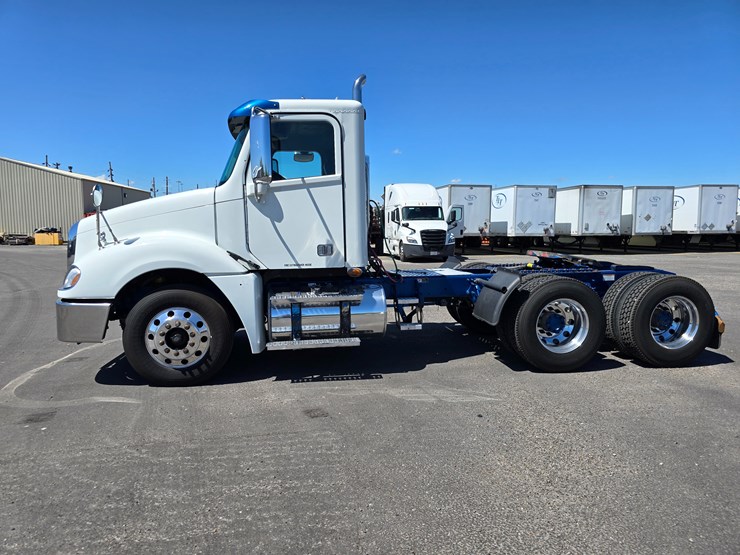 2020-freightliner-columbia-120-image-11