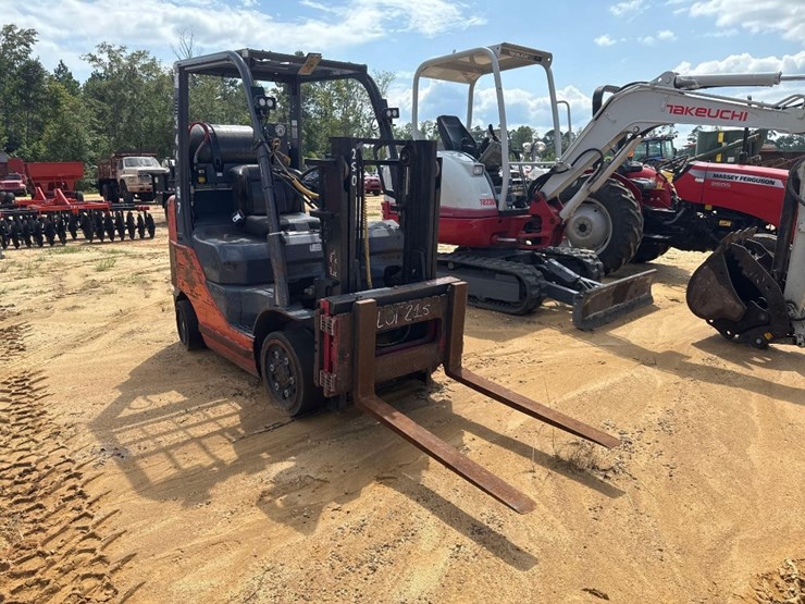 250---toyota-warehouse-forklift-image-1