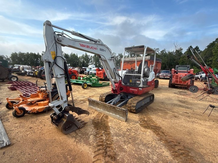 2024-takeuchi-tb240-image-2