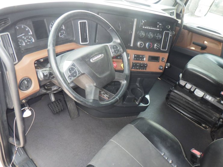 2024-freightliner-cascadia-126-image-13
