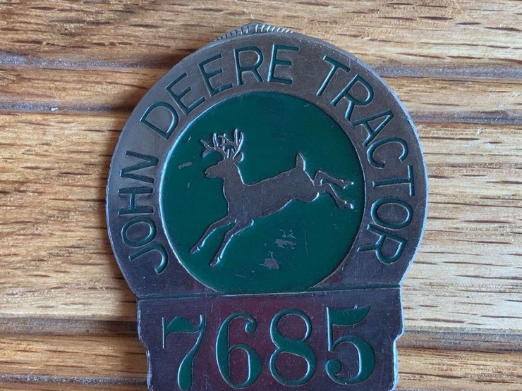 john-deere-tractor-employee-badge-image-1