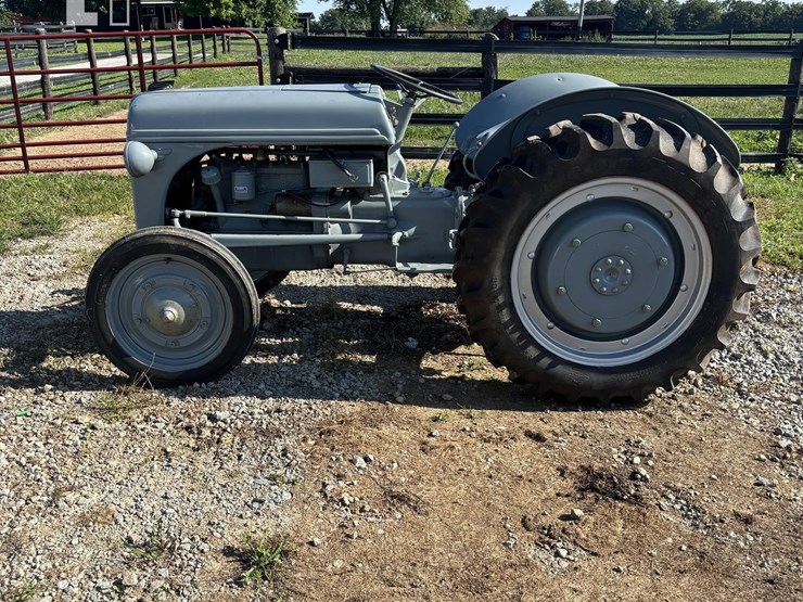 1947-ford-9n-image-1
