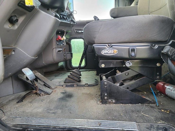 2008-peterbilt-384-image-47