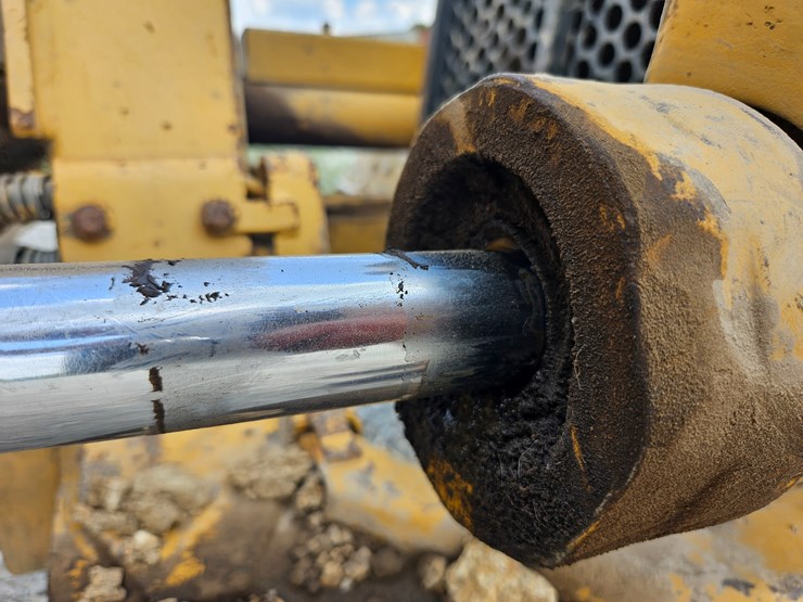caterpillar-d4c-image-80