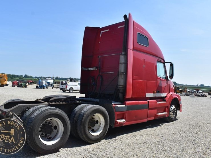 2005-volvo-vnl64t670-image-16