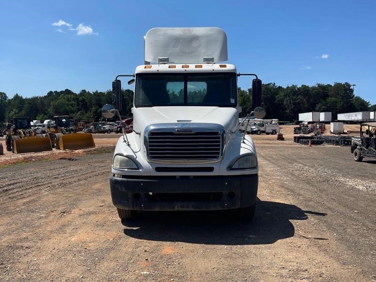 2006-freightliner-columbia-120-image-3
