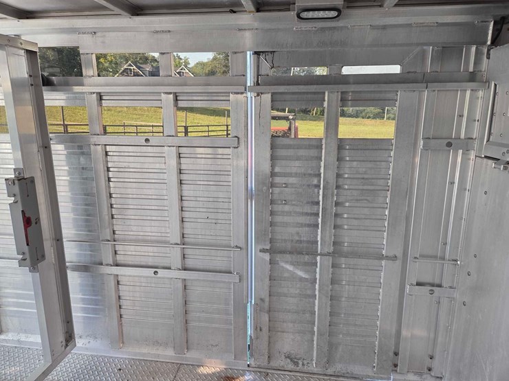 2017-8'x24'-eby-aluminum-livestock-trailer-image-50