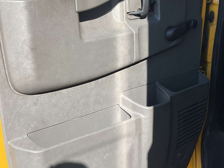 2018-gmc-savana-box-truck-image-15