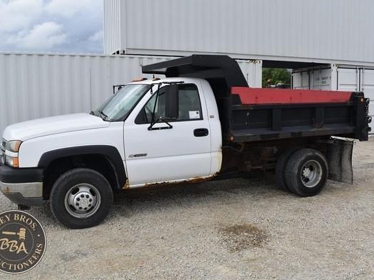 2005-chevrolet-3500-image-2