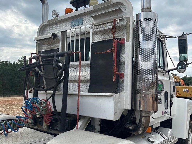 2001-mack-ch613-image-16