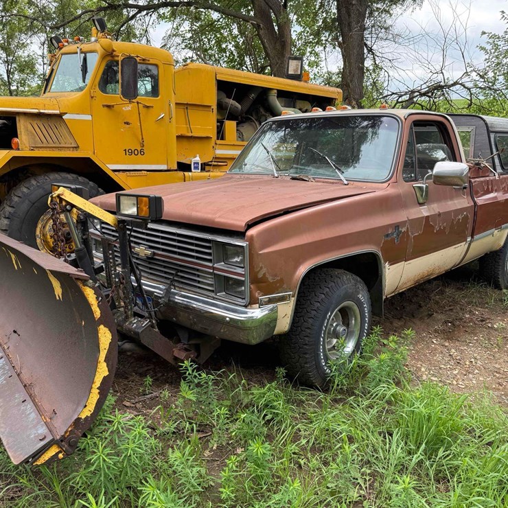1983 Chevy Silverado 10 snowplow pickup