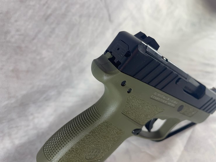 #4379-•-beretta-apx-a1-carry-9mm-luger-pistol,-sn:-axc157653-image-7