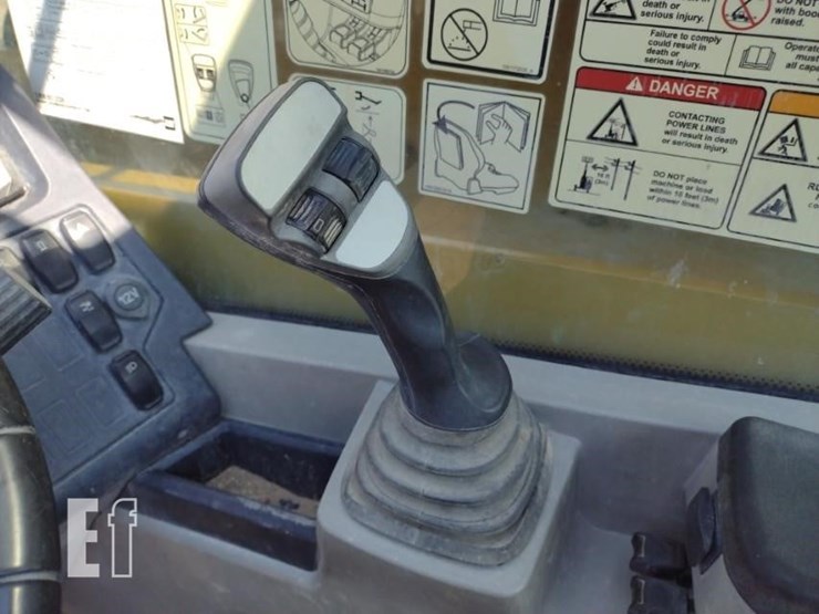 2019-caterpillar-tl1055d-image-9