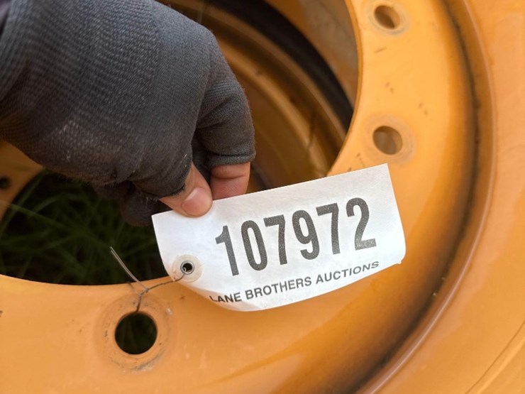 194---4---20.5---25-tires-on-12-lug-rims-image-3