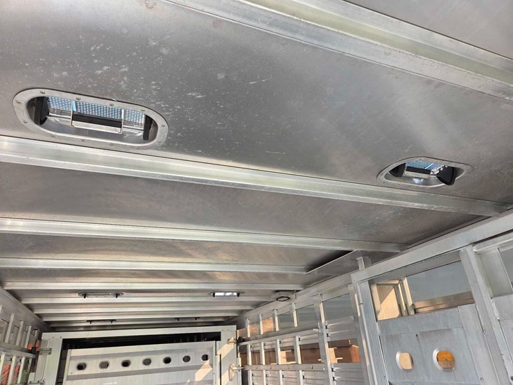 2017-8'x24'-eby-aluminum-livestock-trailer-image-43