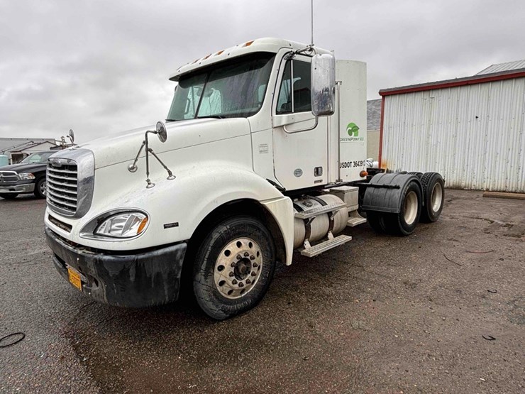 2009-freightliner-columbia-120-image-8