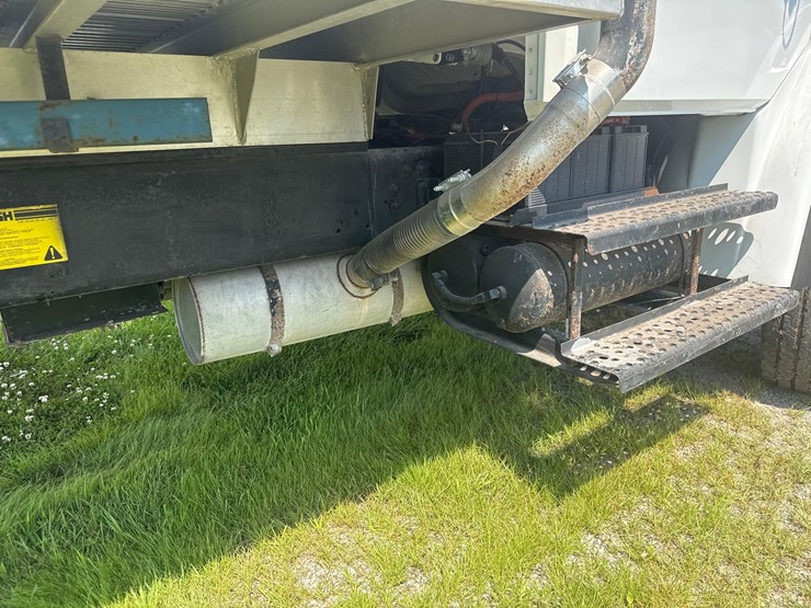 2003-freightliner-fl80-image-19