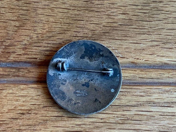 john-deere-tractor-works-employee-badge-image-2