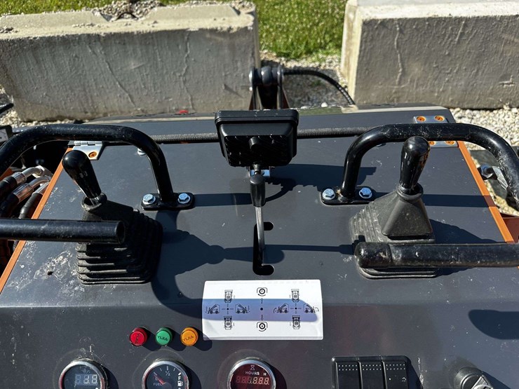 mini-skid-steer-image-9