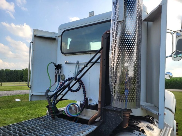 2008-peterbilt-384-image-31