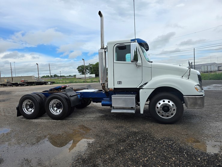 2018-freightliner-columbia-120-image-26