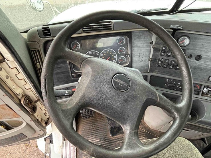 2009-freightliner-columbia-120-image-52