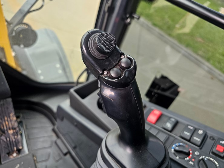 #17574-•-2024-deere-324-wheel-loader-image-55
