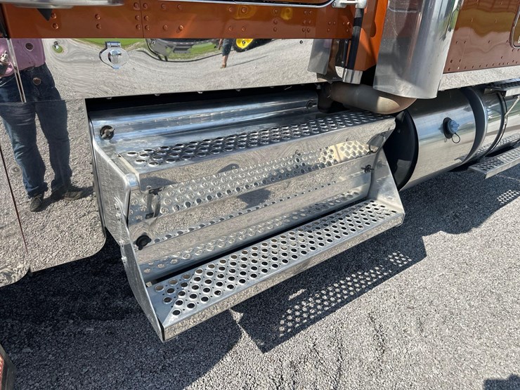 2019-kenworth-w900l-image-18