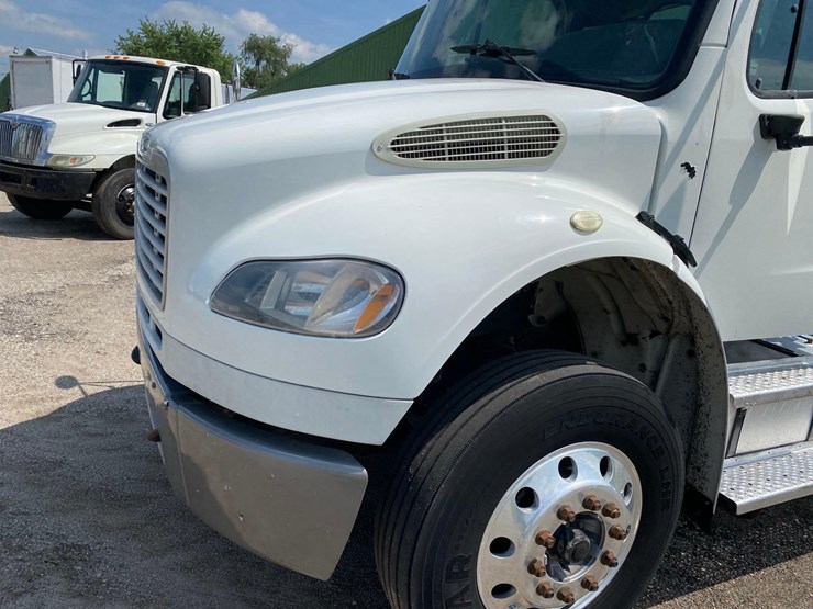 2014-freightliner-m2-image-10