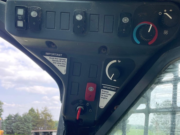 2019-deere-318g-image-44