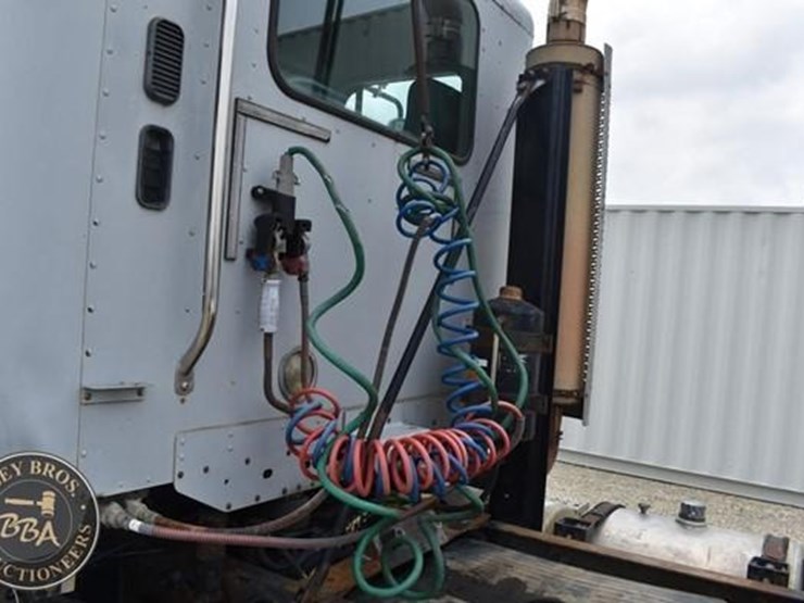 2002-freightliner-century-112-image-15