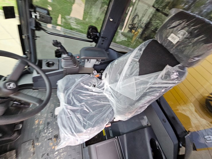 #17574-•-2024-deere-324-wheel-loader-image-51