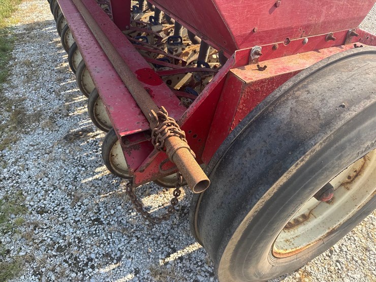 18x7-ih-510-grain-drill-image-17