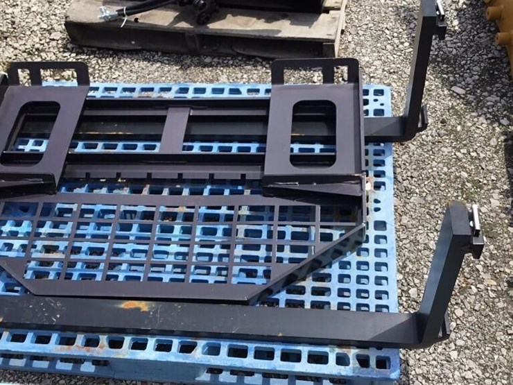 new-giyi-skid-steer-fork-attachment-image-3