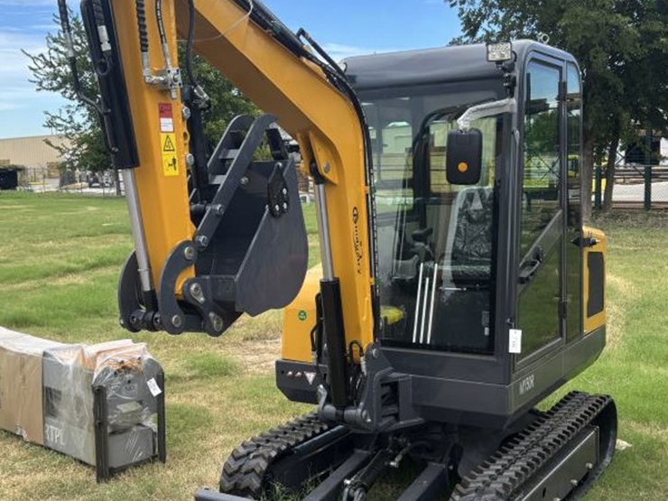 #113-•-cfg-industrial-excavator-w/-enclosed-cab-image-1