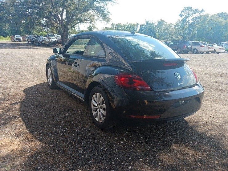 2018-volkswage-beetle-runs/moves-2.0t-s-image-7