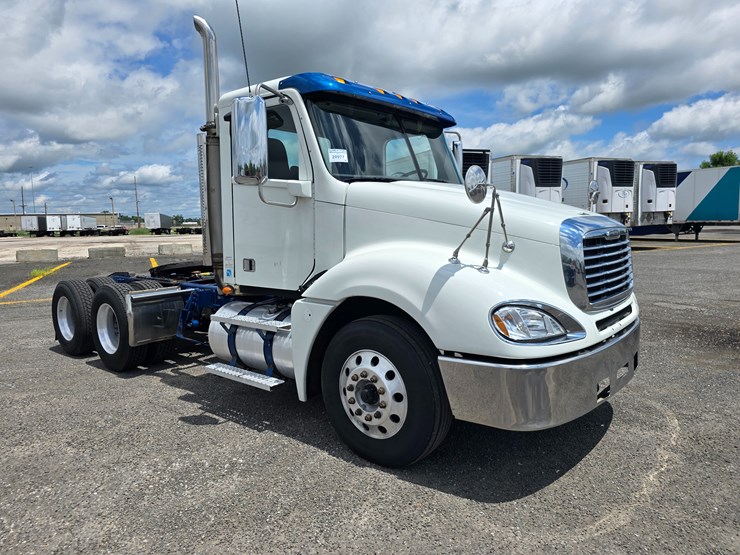 2020-freightliner-columbia-120-image-33