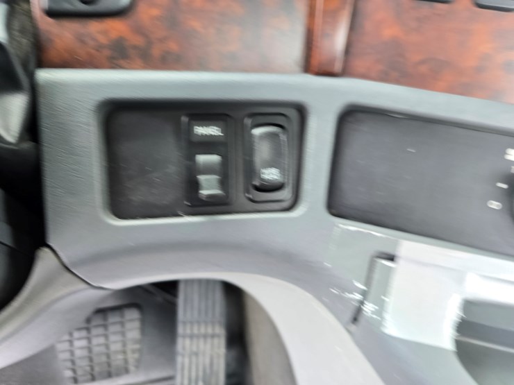 2018-freightliner-columbia-120-image-66